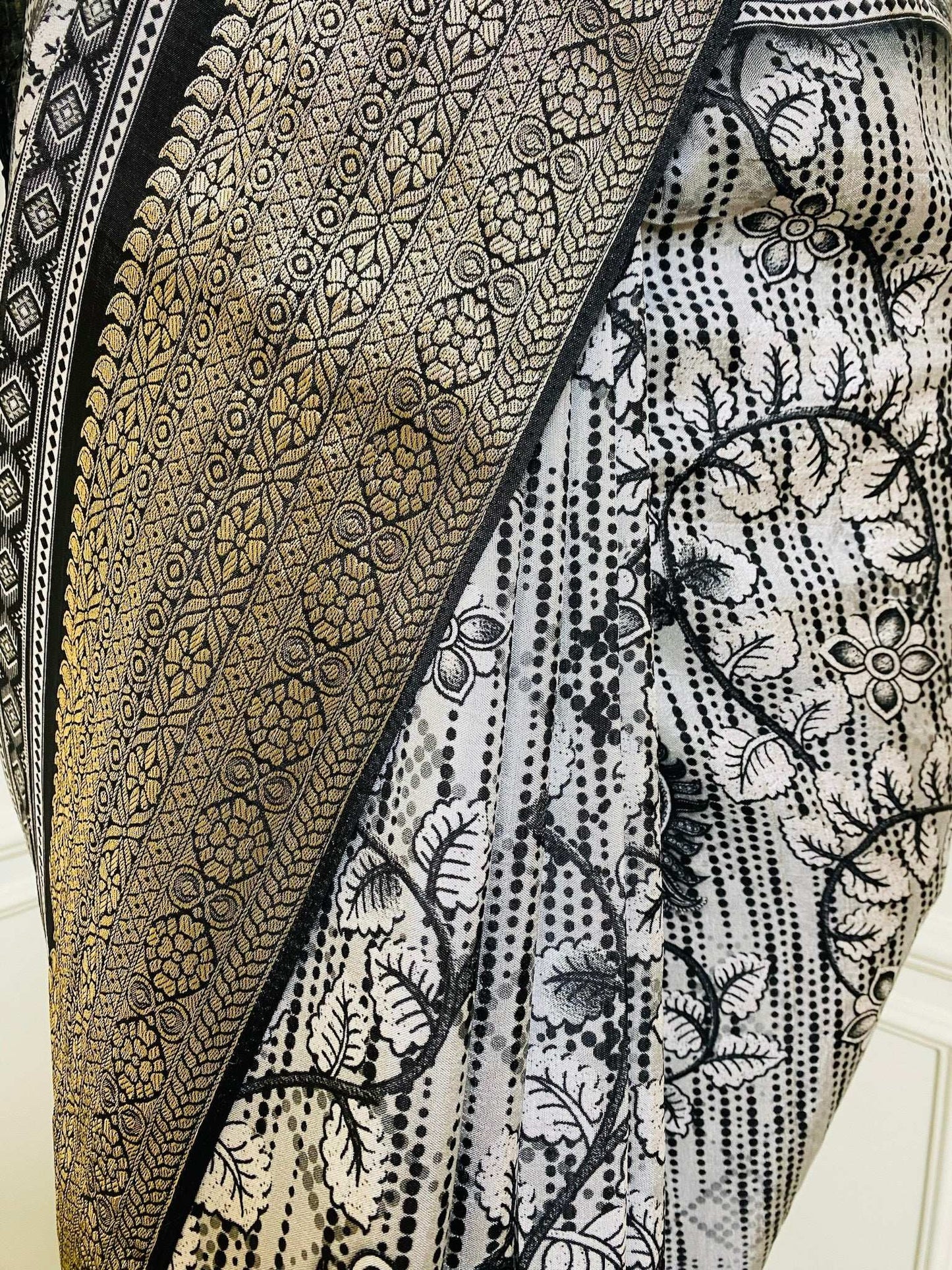 Black and white Printed Saree