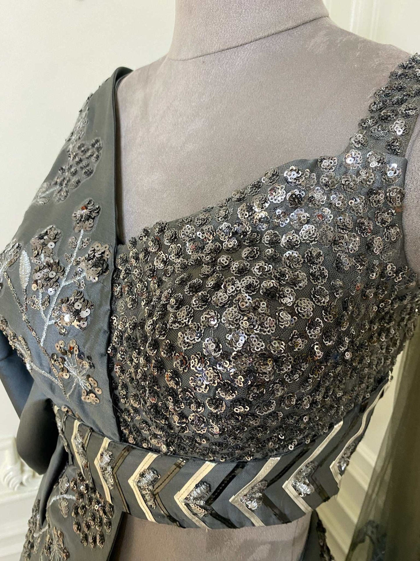 ELEGANT DARK GREY TISSUE DRESS WITH SEQUENCE AND THREAD EMBELLISHMENTS